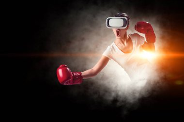 Genç kadın boks yapıyor. - Evet. Karışık ortam
