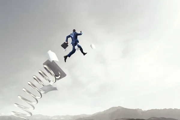 Geschäftsmann springt auf Sprungbrett. Gemischte Medien — Stockfoto