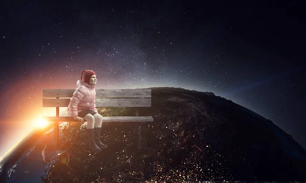 女の子座って冒険の夢 — ストック写真