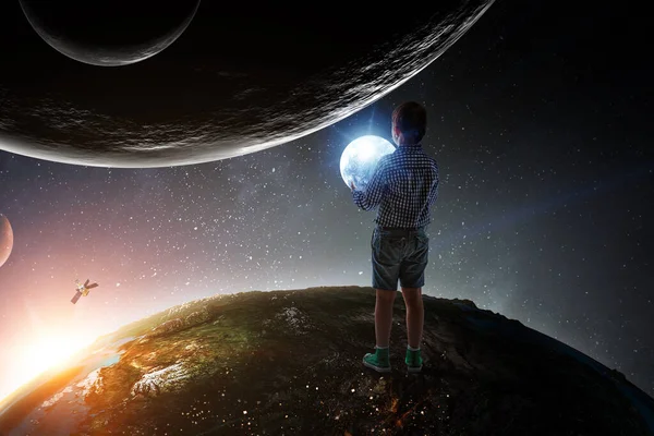 Niño sosteniendo la luna por la noche —  Fotos de Stock
