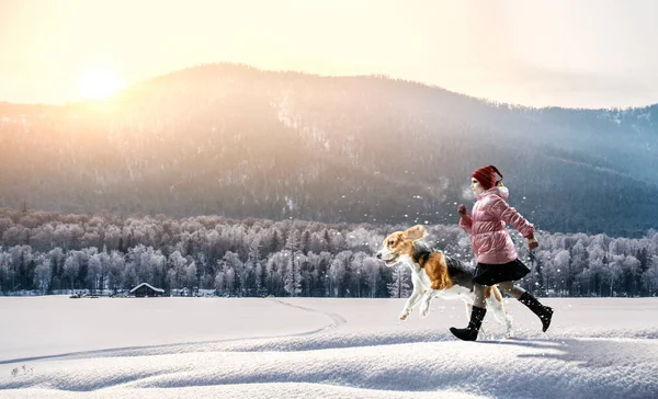 Chica caminando con un perro en invierno — Foto de Stock