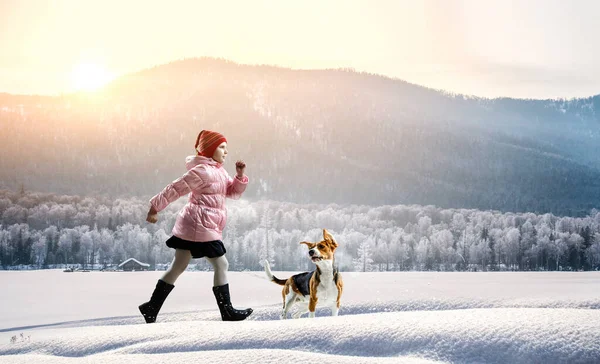 Chica caminando con un perro en invierno — Foto de Stock