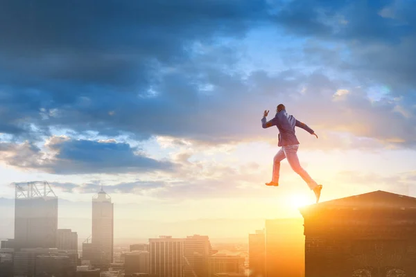 Empresario saltando alto en el aire — Foto de Stock