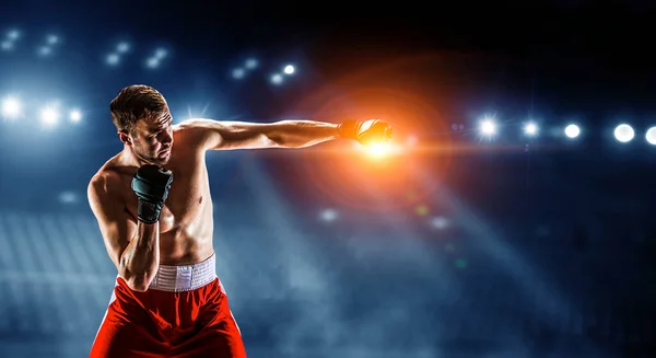 Junger Mann boxt. . Gemischte Medien — Stockfoto