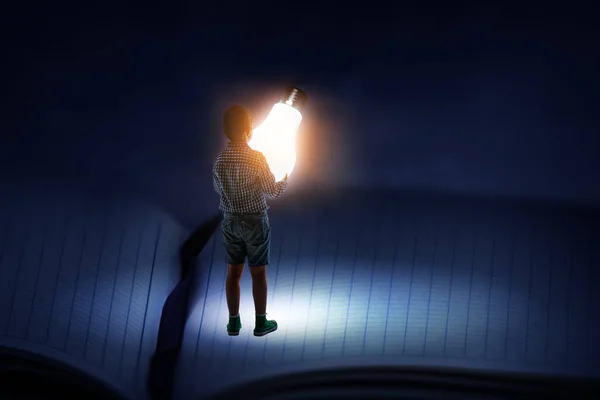 Мальчик с лампочкой — стоковое фото