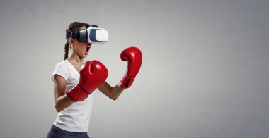 Genç kadın boks yapıyor. - Evet. Karışık ortam