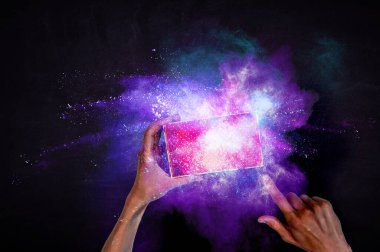 Sihirli hediye kutusu görüntüsü. Karışık ortam