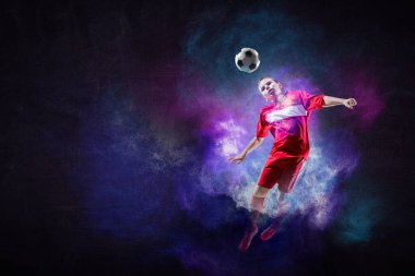 Futbol oynayan çocuk topa vuruyor