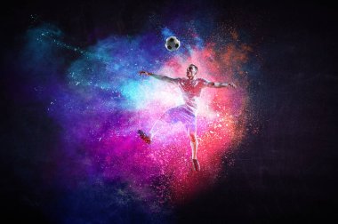 Futbol oynayan çocuk topa vuruyor