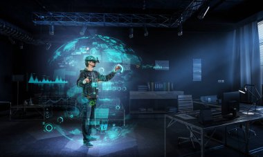 Adam sanal gerçeklik gözlüğü takıyor.