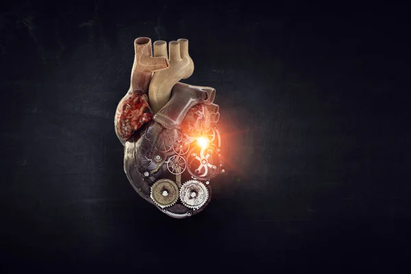 Immagine del cuore umano fatta di elementi metallici — Foto Stock