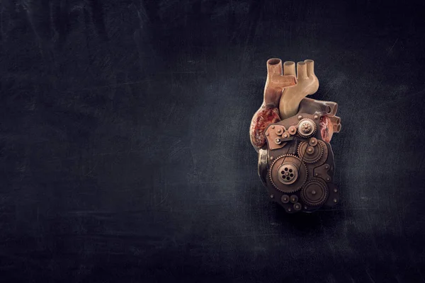 Изображение человеческого сердца из металлических элементов — стоковое фото