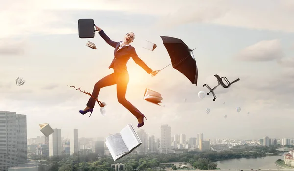 Junge Geschäftsfrau läuft mit Regenschirm — Stockfoto