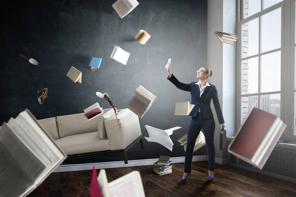 Geschäftsfrau macht Selfie mit Büchern um sich herum — Stockfoto