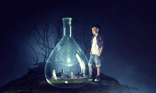 Chlapec drží skleněnou baňku s krajinou uvnitř — Stock fotografie