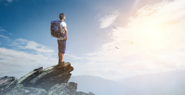 Jovem viajante explorando o conceito de mundo — Fotografia de Stock