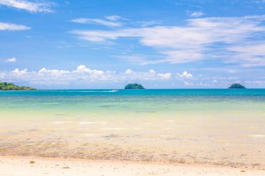 Andaman Denizi'nin masmavi dalgalar. Chang Adası. Tayland.