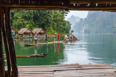 Khao Sok Milli Parkı, Tayland Kasım 18, 2011. Turistler Gölü Cheo Lan üzerinde bambu sallar üzerinde yürüyüşe çıktım.