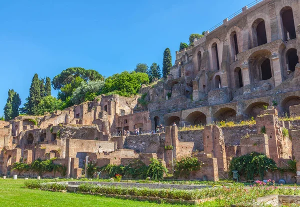 Antiguas ruinas romanas en la colina del Palatino . — Foto de Stock