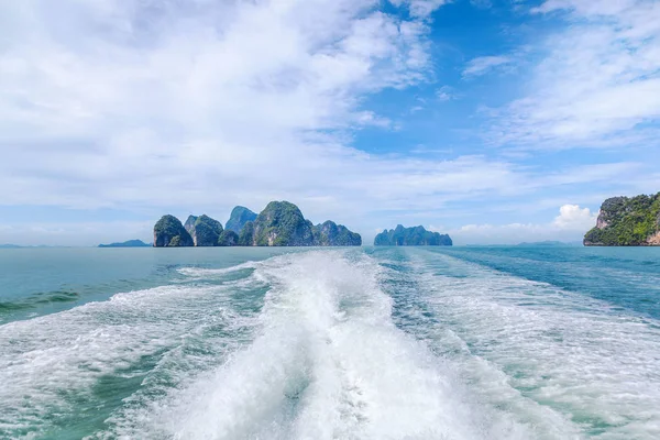 Поездка на лодке по Андаманскому морю . — стоковое фото