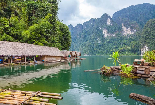 Tayland Cheo Lan Gölde yüzen Köyü.