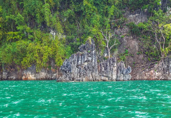 Lago Cheo Lan na Tailândia . — Fotografia de Stock