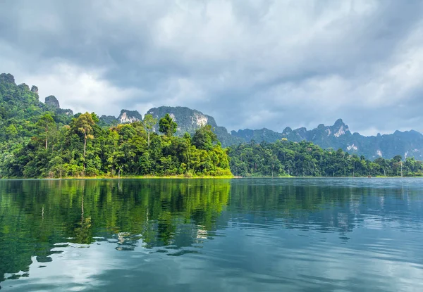 Lago Cheo Lan na Tailândia . — Fotografia de Stock