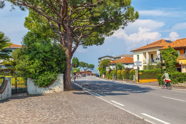 The town of Sirmione, ITALY  JUNE 07, 2013. The streets of the old Italian town of Colombare. — Stock Photo, Image