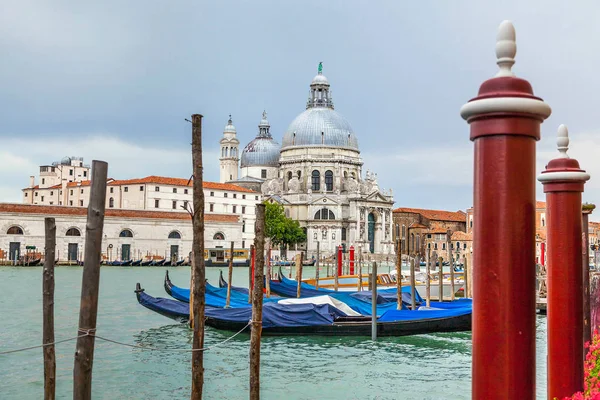 Venecia. Paisaje urbano. En el fondo, la Basílica de Santa Maria della Salute . Imagen de archivo