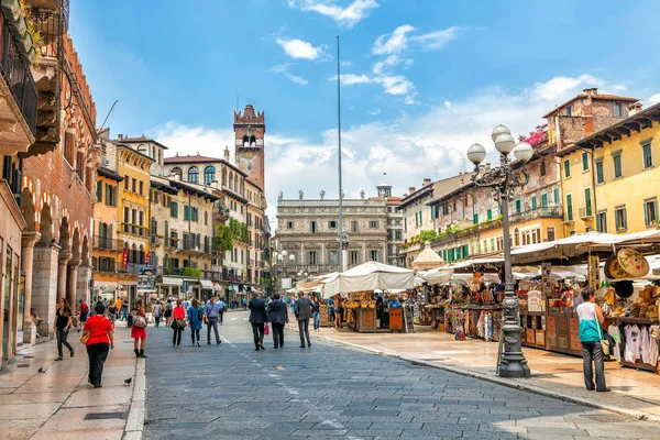 Verona, Italië - 07 juni 2013. Toeristen een bezoek aan de bezienswaardigheden in de Erbe Square. Stockfoto