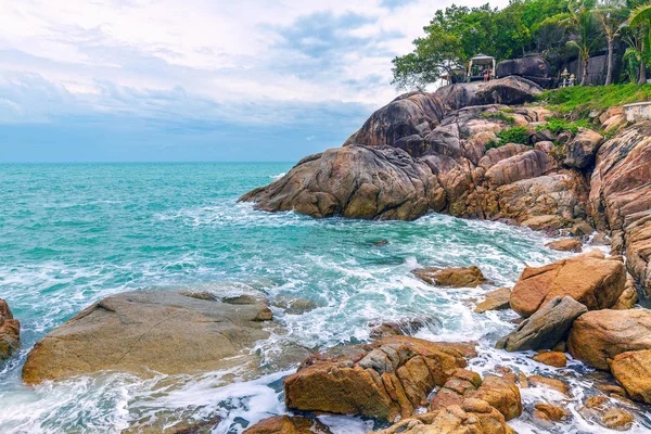 Andaman Denizi'nin masmavi dalgalar. Coral Cove Beach. Koh Samui. Tayland.