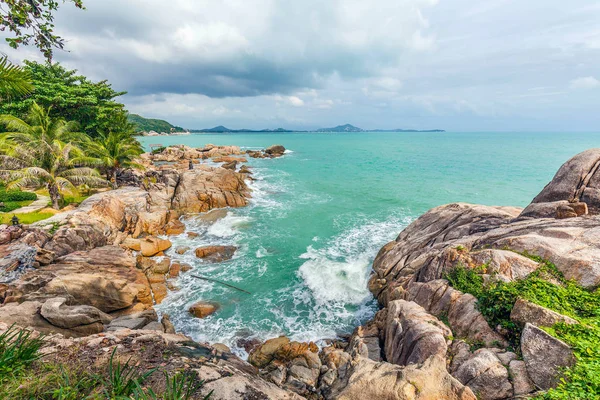 Andaman Denizi'nin masmavi dalgalar. Coral Cove Beach. Koh Samui. Tayland.