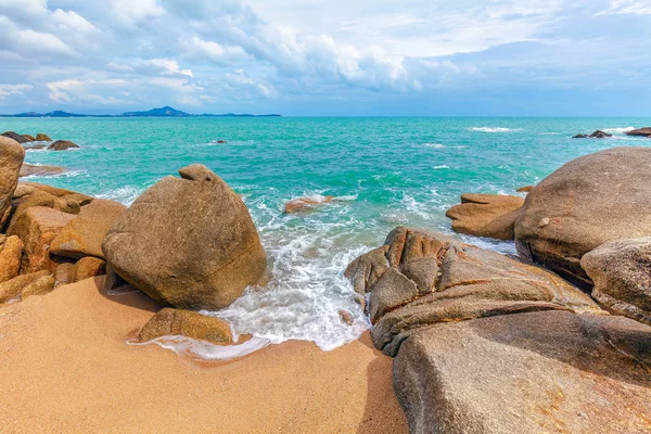 Las olas azules del mar de Andamán. Playa de Coral Cove. Koh Samui. Tailandia . —  Fotos de Stock