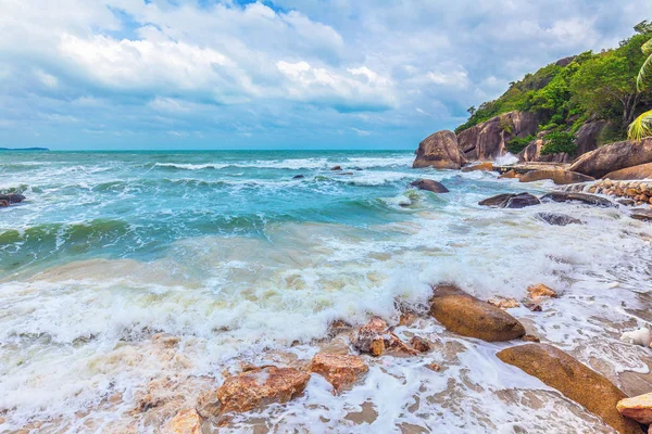 Tempestade na praia de Crystal Bay. Koh Samui, Tailândia . — Fotografia de Stock