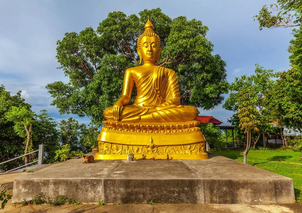 Golden Buddha statue in Khao Chedi Temple on Koh Samui in Thailand. — Stock Photo, Image