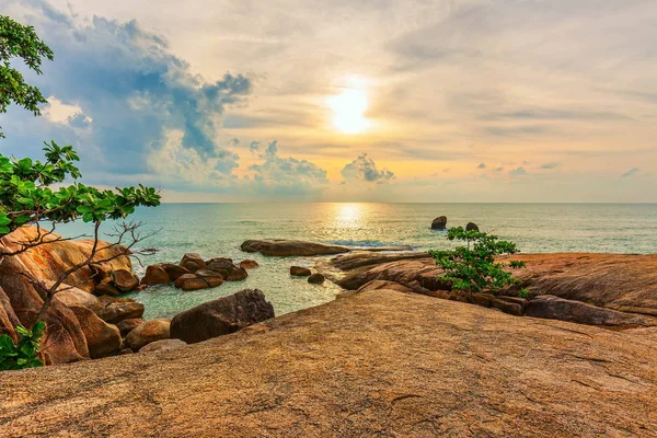 Lever de soleil sur la plage de Hin Ta et Hin Yai . — Photo