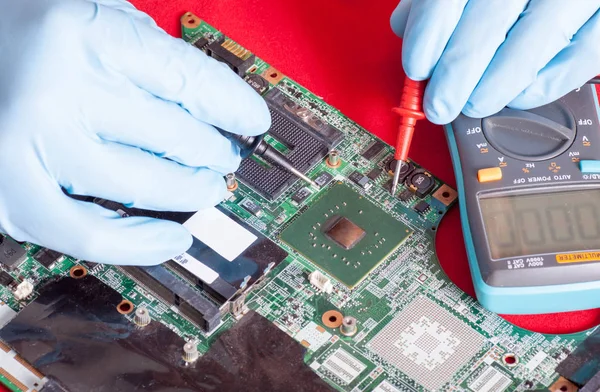 Teste de placa de circuito impresso em serviço de reparação — Fotografia de Stock