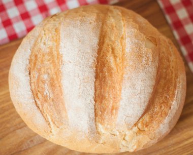 Üstten Görünüm, huysuz somun ahşap bir masada vardır