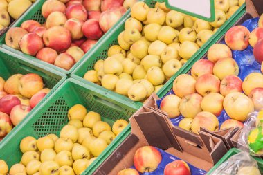 Süpermarkette sürü elma meyve kutuları