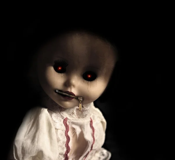 Vintage poupée fantôme maléfique avec bouche zippée — Photo