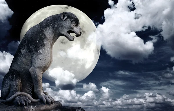 Antigua estatua de león y luna brillante en el cielo nocturno — Foto de Stock