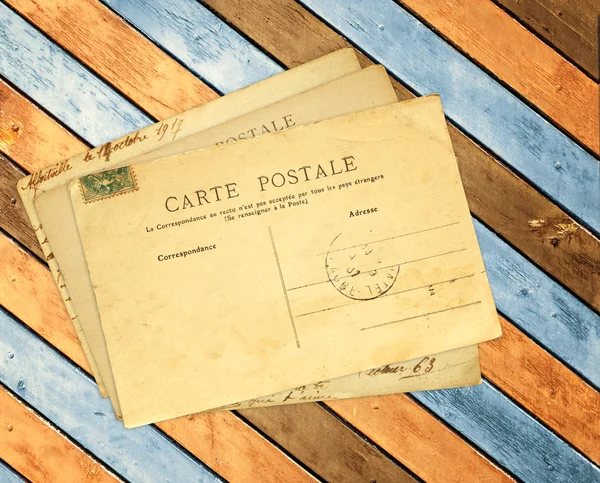 Cartões postais retro em tábuas de madeira antigas — Fotografia de Stock