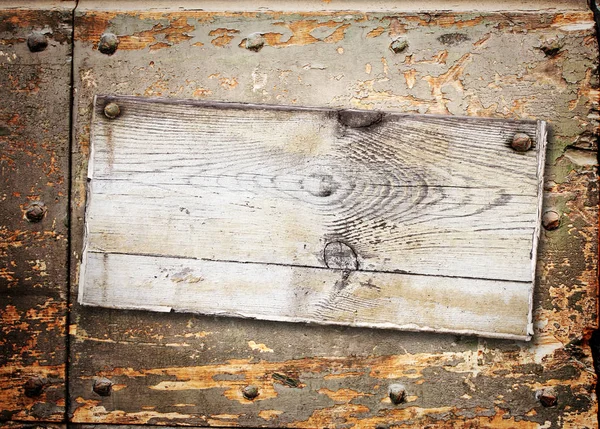 ひびの入った塗料表面で古い木の板 — ストック写真