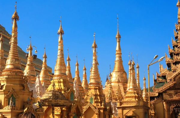 Goldene Stupas in shwedagon zedi daw, yangon, myanmar — Stockfoto