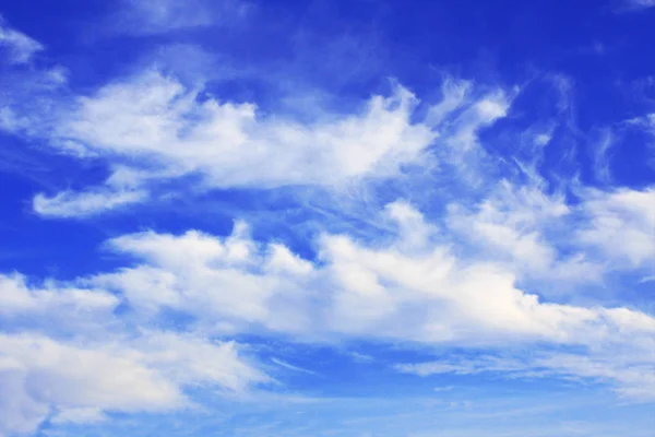 Белые облака в голубом небе — стоковое фото