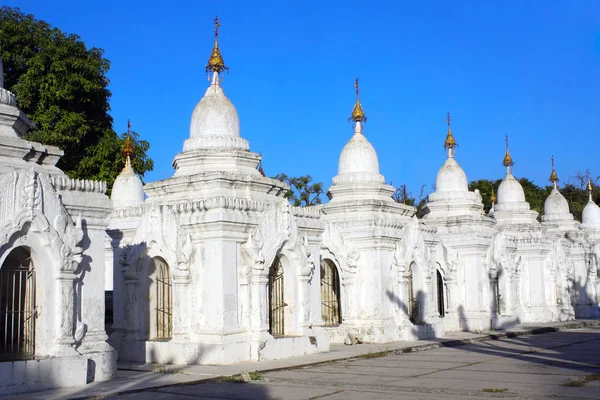 Stupas à la pagode Maha Lokamarazein Kuthodaw, Mandalay, Myanmar — Photo