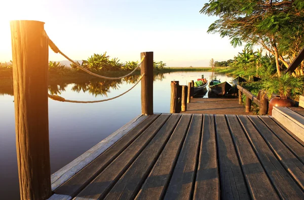 Utsikt med trebrygge, Inle Lake, Myanmar (Burma ) – stockfoto