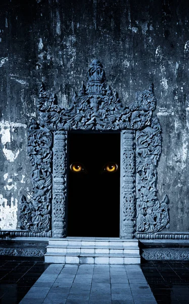 Ögon av monster i öppna gamla dörr — Stockfoto