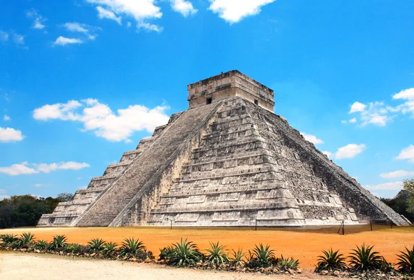 Starożytnej piramidy Majów (Kukulcan świątyni), Chichen Itza, Jukatan, — Zdjęcie stockowe