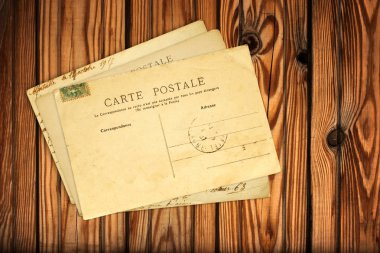 Eski ahşap plakalar üzerinde Retro posta kartları